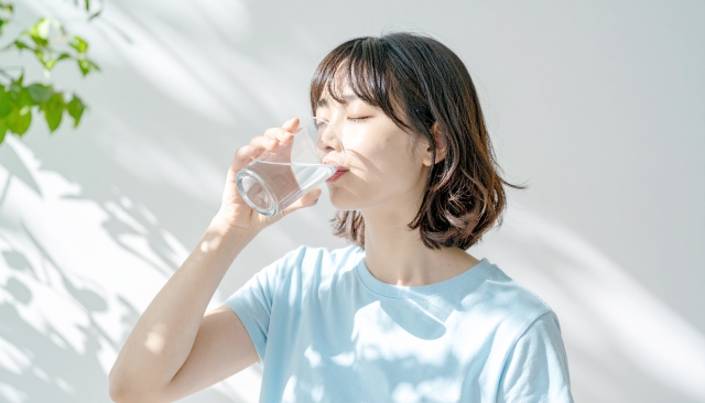 水を飲む女性